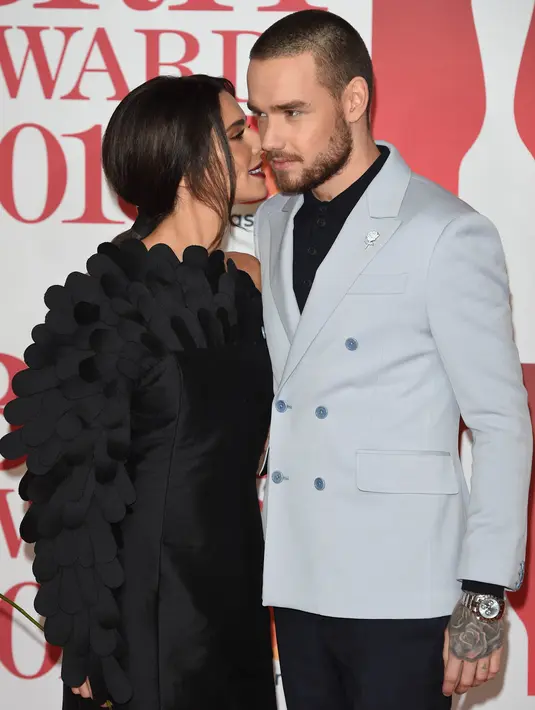 Pasangan penyanyi, Liam Payne dan Cheryl Cole berpose untuk fotografer di karpet merah acara BRIT Awards 2018, London, Rabu (21/2). Liam Payne dan Cheryl Cole tampak sangat serasi dengan busana yang mereka kenakan. (Vianney Le Caer/Invision/AP)