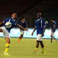 Pemain depan Arema Cronus, Hasyim Kipuw, mencoba mengontrol bola saat berlatih di Stadion GBK Jakarta, (5/8/2014). (Liputan6/Helmi Fithriansyah)