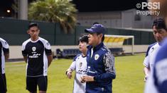 Pelatih kepala Timnas Indonesia, Shin Tae-yong memberikan instruksi kepada para pemain saat melakukan latihan menjelang Kualifikasi Piala Dunia 2024 melawan Bahrain di Hamad Town Youth & Sports Ground, Minggu, 6 Oktober 2024. (Dok. PSSI)