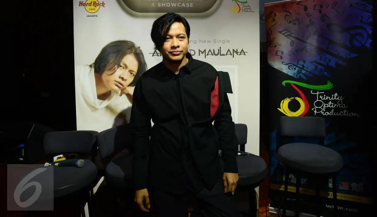 Penyanyi Armand Maulana merilis single solonya yang berjudul "Hanya Engkau Yang Bisa" di kawasan SCBD, Jakarta, Selasa (5/4). Meski kini punya proyek bernyanyi solo, namun Armand tetap masih bagian dari grup band Gigi. (Liputan6.com/Herman Zakharia)