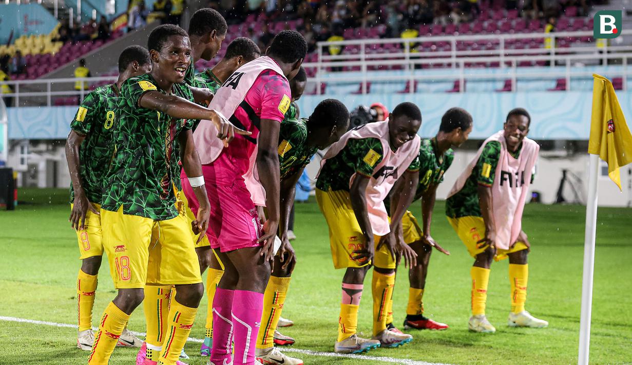 Timnas Mali U-17 sukses menyegel posisi ketiga Piala Dunia U-17 2023 setelah menang telak 3-0 atas Argentina pada laga perebutan tempat ketiga di Stadion Manahan, Solo, Jumat (1/12/2023) malam WIB. Tiga gol kemenangan Timnas Mali U-17 dicetak oleh tiga pemain berbeda, masing-masing oleh kapten tim Ibrahim Diarra pada menit ke-8, Mamadou Doumbia pada menit ke-45 dan ditutup oleh gol Hamidou Makalou saat babak kedua baru berjalan tiga menit. (Bola.com/Bagaskara Lazuardi)
