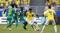 Striker Kolombia, Radamel Falcao, dikepung pemain Senegal pada laga Grup H Piala Dunia  2018 di Cosmos Arena, Kamis (28/6/2018). (AP Photo/Efrem Lukatsky)