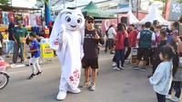 La'eeb, Maskot Piala Dunia 2022 Qatar yang tengah mengunjungi Makassar di hari ketiganya, Minggu (6/11/2022) berkesempatan menyapa warga Makassar untuk mempromosikan ajang Piala Dunia 2022 di tengah-tengah acara Car Free Day (CFD) yang digelar di kawasan Jalan Sudirman, Makassar. Yuk intip keseruannya lewat foto-foto berikut ini. (Procomm Surya Citra Media)