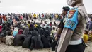 Sementara warga setempat berbondong-bondong datang ke lokasi melihat ratusan pengungsi Rohingya tersebut. Warga ikut membantu memberikan makanan dan minuman. (Jon S./AFP)