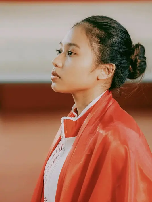 Untuk tampil memukau tentu gaya rambut menjadi penunjang lainnya. Ia menata rambitnya dalam ragam gaya memukau. [Foto: Instagram/ Firdha Irfanaluthfi]