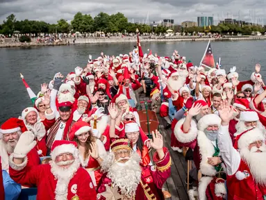 Sejumlah santa claus berlayar selama Kongres Dunia Sinterklas di Kopenhagen, Senin (23/7). Tahun ini 130 sinterklas dari berbagai penjuru dunia berkumpul di ibu kota Denmark untuk acara tiga hari tersebut. (Mads Claus Rasmussen/Scanpix via AP)