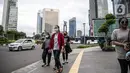 Orang-orang berjalan di trotoar kawasan Sudirman, Jakarta, Rabu (16/12/2020). Pemerintah Provinsi DKI Jakarta mendukung kebijakan Wakil Ketua Komite Penanganan Covid-19 Luhut Pandjaitan yang meminta agar kebijakan WFH diperketat. (Liputan6.com/Faizal Fanani)