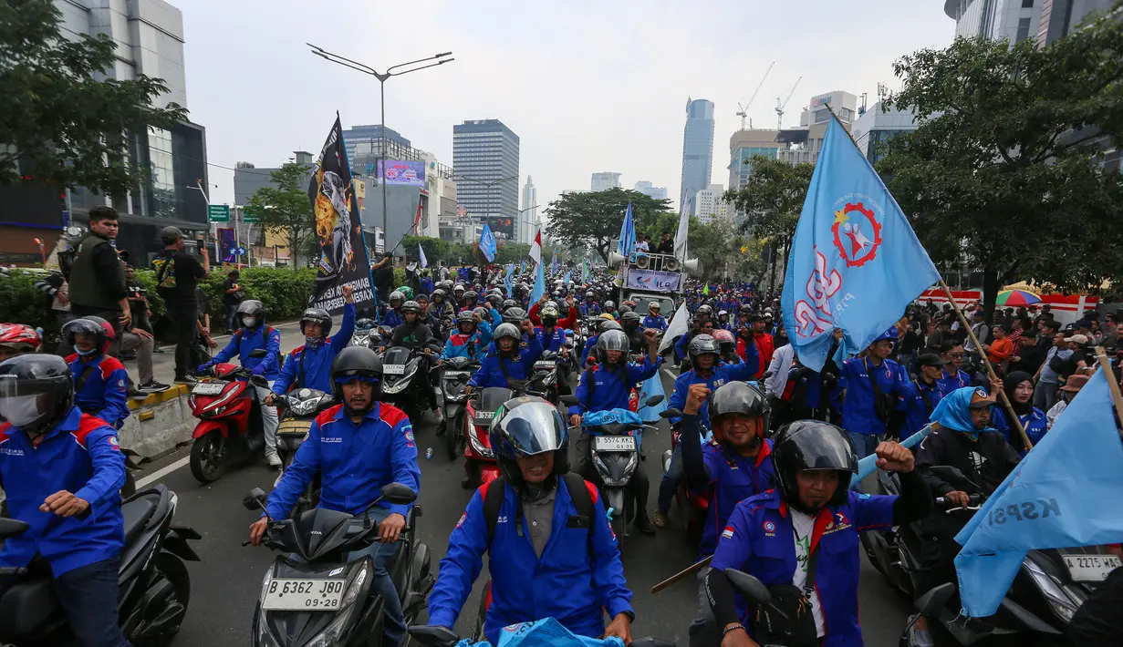 Sejumlah buruh mengikuti aksi unjuk rasa di kawasan Sudirman-Thamrin, Jakarta Pusat, Kamis (24/9/2026). Massa menyampaikan aspirasi mengenai perlindungan ketenagakerjaan, kepastian hukum, sistem pengupahan, serta perlindungan bagi pekerja kontrak dan pekerja platform digital. (KLY/Budy Santoso)