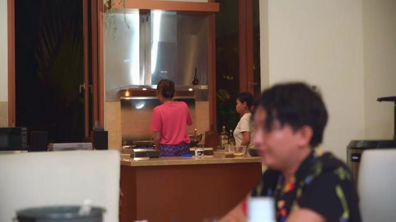 8 Potret Ruang Makan Cinta Laura saat Sahur di Rumah, Minimalis dengan Aksen Kayu