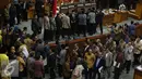 Sejumlah Anggota Dewan memberikan selamat kepada Ketua DPR yang baru Setya Novanto saat Sidang Paripurna ke 14 masa sidang II Tahun 2016-2017 di Gedung DPR, Kompleks Parlemen, senayan, Jakarta, Rabu (30/11). (Liputan6.com/Johan Tallo)