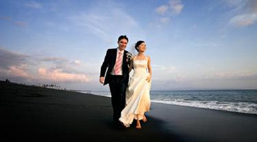 10 Lagu Romantis Yang Cocok Untuk Soundtrack Video Pre Wedding Lifestyle Fimela Com Romantic beach atau pantai romantis adalah sebuah pantai yang menjadi ikon kabupaten serdang. 10 lagu romantis yang cocok untuk