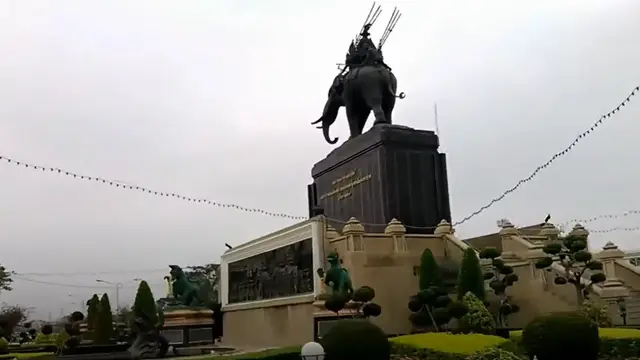 Nekat Pose Angkat Rok Berlatar Patung Raja Rama I, Model Thailand Terancam 5 Tahun Penjara