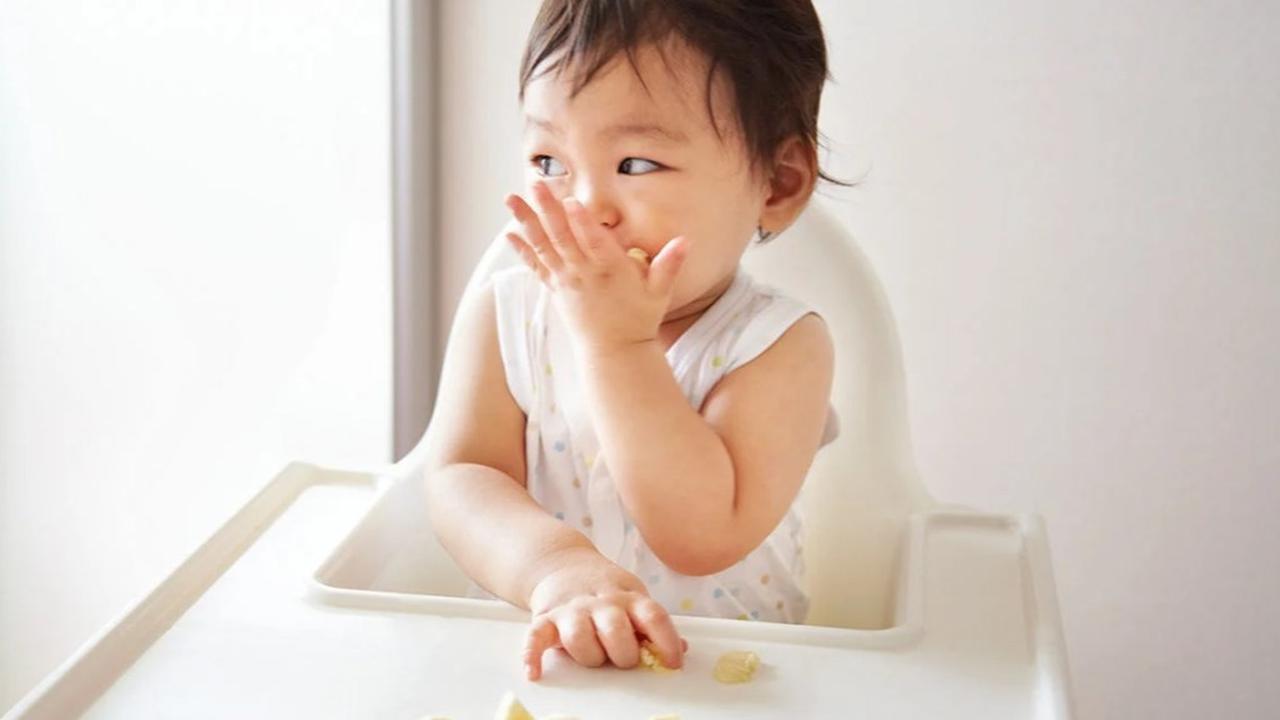 Ini Penyebab Anak Suka Gigit Baju dan Solusi Tepatnya