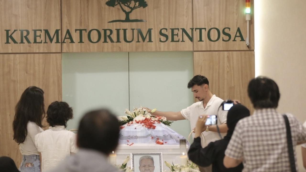 Berlangsung Haru, Jessica Iskandar dan Suami Iringi Proses Kremasi Ayah Tercintanya