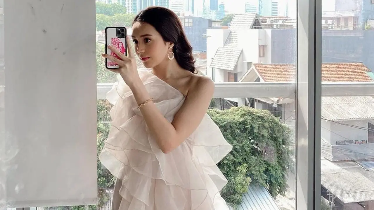 Berikut ini ada delapan potret Beby Tsabina yang menunjukkan beragam outfit saat memakaian pakaian berwarna putih