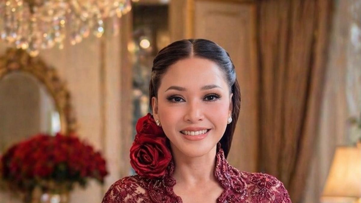 Pesona Kartini Era Kini, Maia Estianty Tampil Anggun dalam Balutan Kebaya Merah Anne Avantie