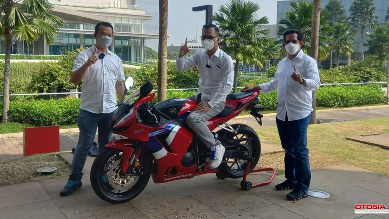 Honda CBR600RR terbaru dengan pemiliknya (Ronald Sinaga)