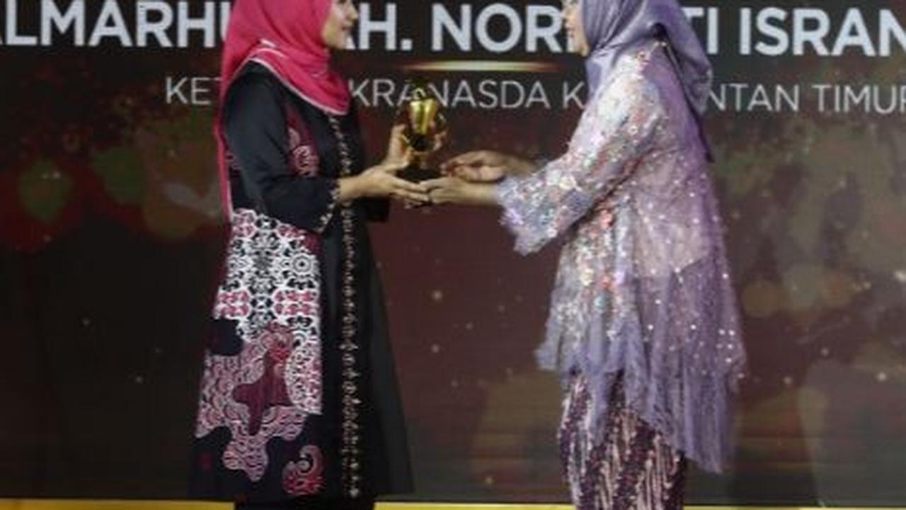 "Saya sangat bangga dan bersyukur atas pencapaian ibu saya selama ini. Ibu saya selalu menyukai kunjungan ke berbagai kabupaten/kota di Kaltim dan membawa pulang kain batik," tambah Rahmi.