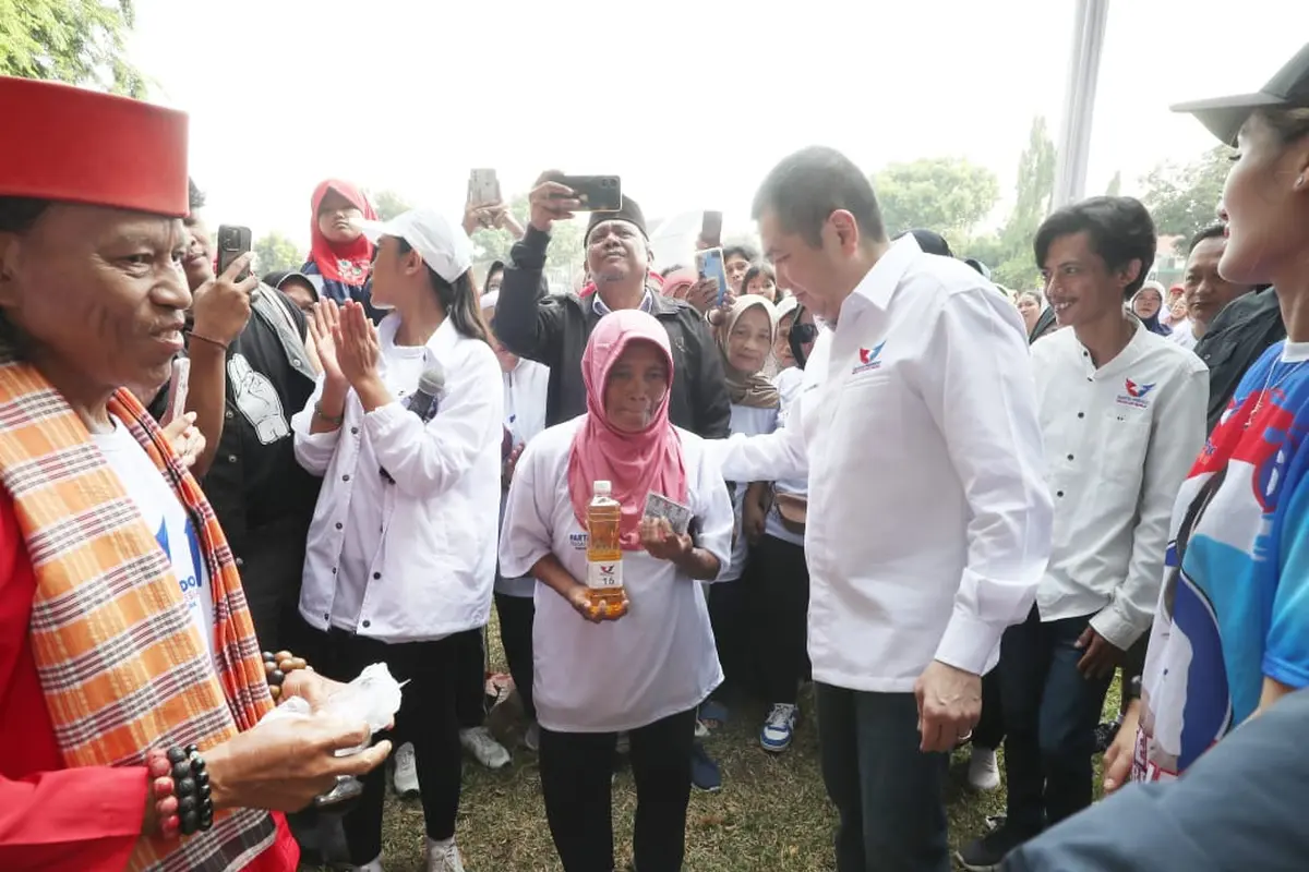 Ketua Umum Partai Perindo yang juga Caleg DPR RI Dapil Banten III, Hary Tanoesoedibjo hadir dalam kegiatan bazar murah dan pemeriksaan kesehatan gratis bagi warga di wilayah Rengas, Ciputat Timur, Tangerang Selatan, Banten, Sabtu (23/12/2023).
