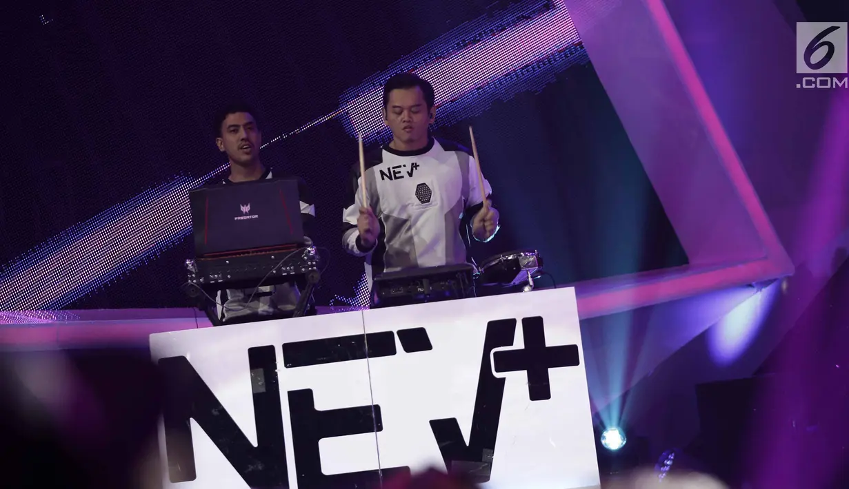 Aksi panggung personel NEV+ saat berkolaborasi dengan Sheryl Sheinafia dan Rizky Febian dalam acara SCTV Music Award 2018 di Studio 6 Emtek, Jakarta, Jumat (27/4). (Liputan6.com/Faizal Fanani)