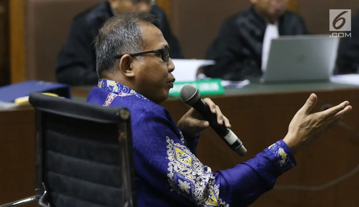 Plt Gubernur Aceh Nova Iriansyah menjawab pertanyaan saat menjadi saksi pada sidang dugaan suap terkait Dana Otonomi Khusus Aceh (DOKA) 2018 dengan terdakwa Irwandi Yusuf di Pengadilan Tipikor, Jakarta, Senin (10/12). (Liputan6.com/Helmi Fithriansyah)