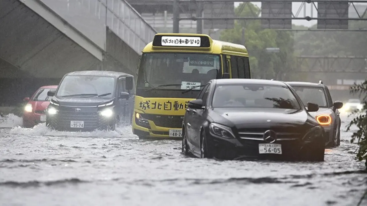 Sebuah jalan terendam banjir setelah hujan deras mengguyur Nagoya, Jepang tengah, Selasa (8/9/2026).