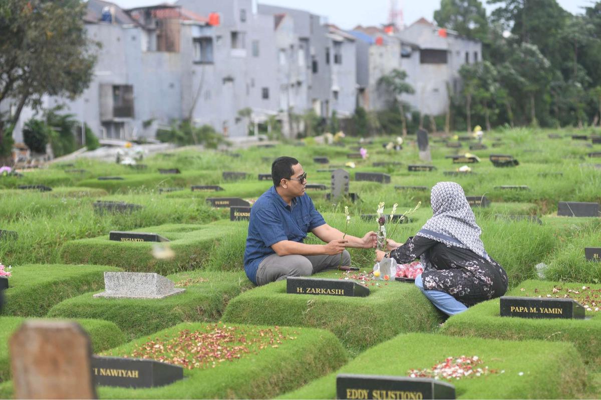 Ziarah kubur di makam khusus korban Covid-19 Srengseng Sawah