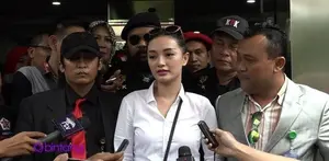 LSM KPK Resmi mencabut gugatan mereka terhadap pedangdut Zaskia Gotik berkait dugaan pelecehan lambang negara di Polda Metro Jaya.