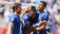 Para pemain Chelsea merayakan gol yang dicetak oleh Christopher Nkunku ke gawang Fulham pada laga Premier League Summer Series di FedEx Field di Maryland, Washington, Senin (31/7/2023). Chelsea menang dengan skor 2-0. (Photo by Mike Stobe / GETTY IMAGES NORTH AMERICA / Getty Images via AFP)