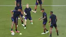 Para pemain Belanda mengikuti sesi latihan di Stadion Ferenc Puskas, Budapest, Hungaria, Sabtu (26/6/2021). Belanda akan menghadapi Republik Ceko pada pertandingan babak 16 besar Euro 2020. (AP Photo/Laszlo Balogh, Pool)