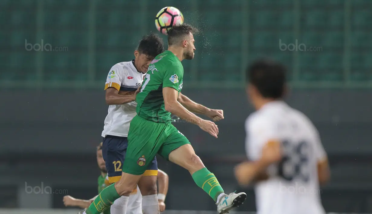 Duel pemain Bhayangkara FC, Ilija Spasojevic (kanan) dengan pemain Persela Lamongan pada lanjutan Liga 1 2017 di Stadion Patriot, Bekasi, (27/10/2017). Bhayangkara menang 3-1. (Bola.com/Nicklas Hanoatubun)