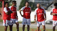 Pelatih Madura United, Maurico Souza (tengah), bersama staf kepelatihannya saat memimpin latihan perdana skuad Laskar Sape Kerrap di Madura United Training Ground (MUTG), Selasa (23/4/2023). (Bola.com/Dok Madura United)