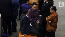 Sejumlah anggota dewan duduk di meja menunggu mulainya Sidang Paripurna ke-3 Masa Persidangan I Tahun Sidang 2019-2020, di Kompleks Parlemen, Senayan, Jakarta, Selasa (22/10/2019). Sidang Paripurna membahas penetapan jumlah komisi-komisi di DPR RI. (Liputan6.com/Johan Tallo)