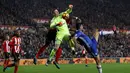 Duel antara pemain Chelsea dan Sunderland dalam laga pekan ke-16 Premier League 2016-2017 di Stadium of Lights, Rabu (14/12/2016) waktu setempat. (Action Images via Reuters/Lee Smith)