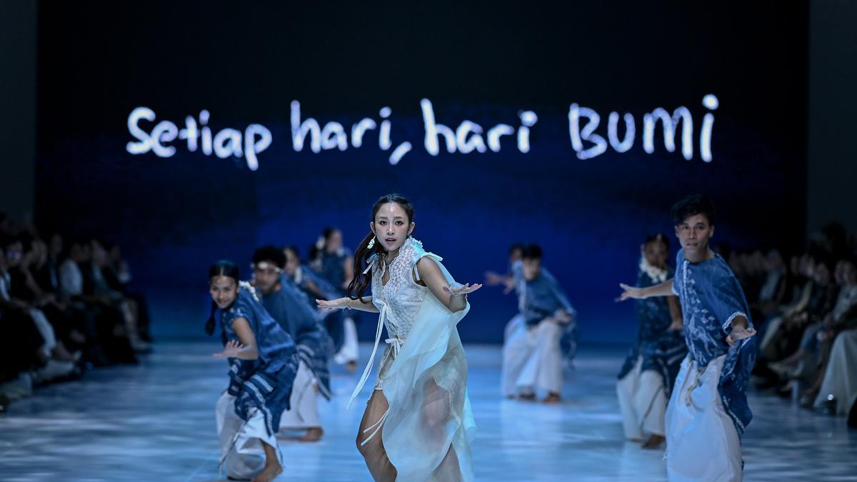 Sejauh Mata Memandang Persembahkan Koleksi “Larung” di JFW 2026, Doa untuk Laut yang Kian Terluka