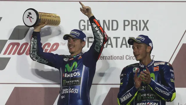 Maverick Vinales (kiri) dan Valentino Rossi.