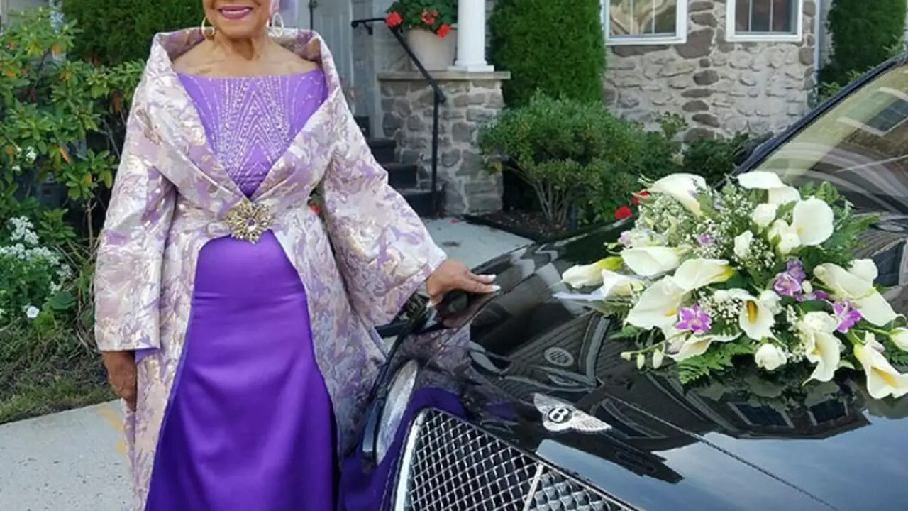 Nenek 86 Tahun Rancang Gaun Sendiri untuk Pernikahannya