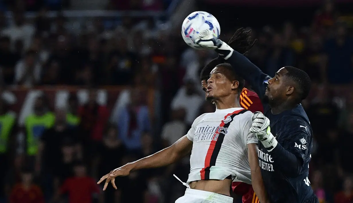 Bermain di Stadion Olimpiade, tuan rumah AS Roma tampak kesulitan menghadapi agresivitas AC Milan sejak menit pertama. (Filippo MONTEFORTE/AFP)