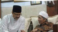 Ketua PBNU Saifullah Yusuf (Gus Ipul) saat bersama Ulama besar Kiai Maimun Zubair atau Mbah Moen (Foto:Liputan6.com/Dian Kurniawan)