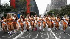 Sejumlah wanita seksi menyusuri jalanan di Sao Paulo, Senin (8/8). Mengenakan bikini, para wanita tersebut mempromosikan kontes Miss BumBum 2016 yaitu kontes yang menganugerahi wanita dengan pantat terindah seantero Brasil. (Miguel SCHINCARIOL/AFP)