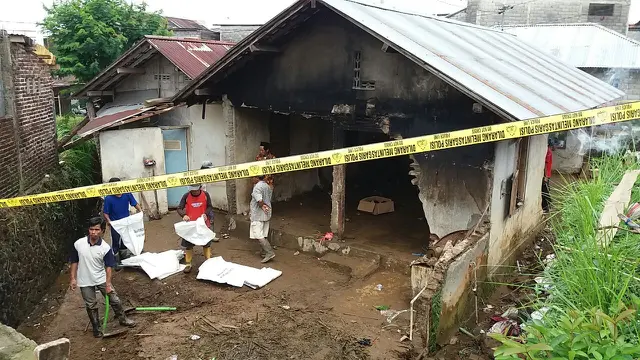 Rumah Mugiyanto di Dusun Kasiran Desa Mlipah, Wonosobo porakporanda diterjang air bah Sungai Mangli akibat dipicu badai cempaka. (Foto: Liputan6.com/Muhamad Ridlo)