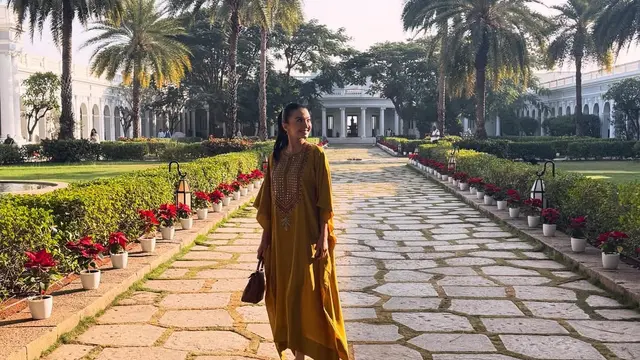 6 Pesona Raline Shah Jelajahi India, Tampil Anggun dengan Dress Mustard dan Maang Tikka Tradisional