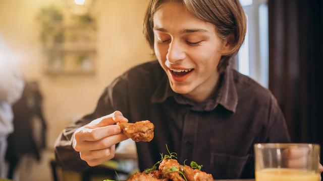 Ilustrasi makan daging ayam
