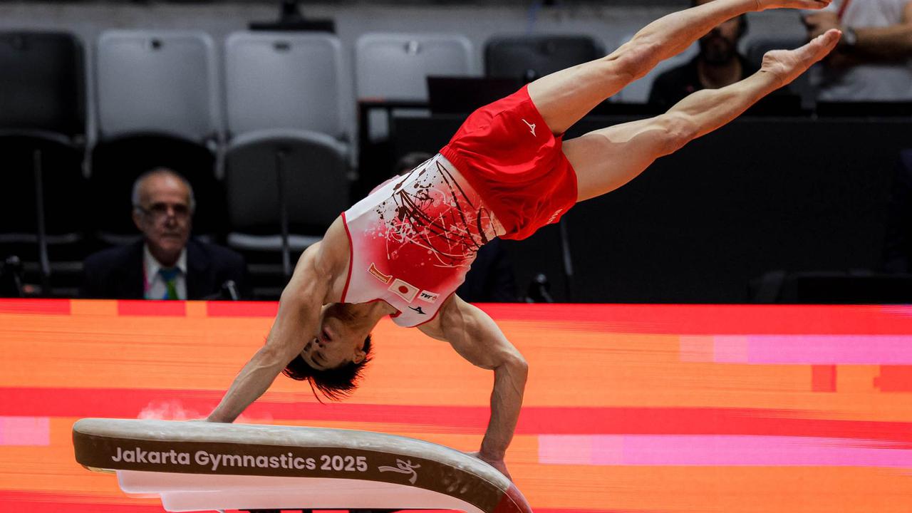 FOTO: Aksi Daiki Hashimoto Cetak Hattrick Emas di Kejuaraan Dunia Gimnastik Jakarta