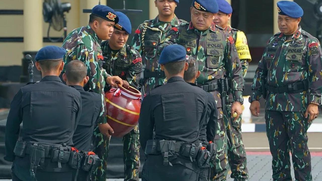 Tradisi kedua merupakan tradisi siraman. Seperti terlihat dalam foto yang diunggah, Komandan Korps Brimob ini menyiram perwakilan personel dengan air yang sudah disiapkan dalam gentong. <br>