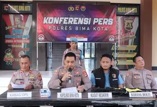 Kapolres Bima AKBP Didik Putra Kuncoro Saat Konferensi Pers Terkait Orang Hilang (Instagram @Didik_Putra_Kuncoro)