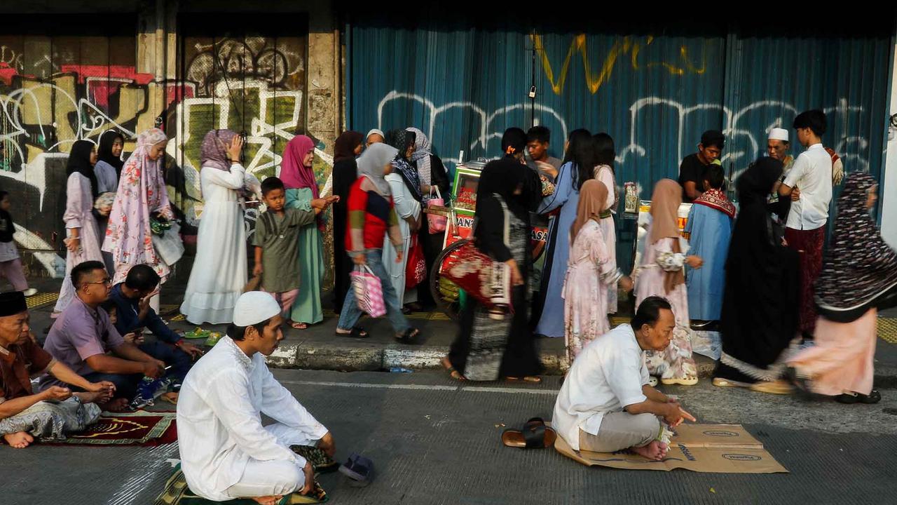 FOTO: Shalat Idul Adha di Depan Gereja Koinonia, Simbol Toleransi Umat Beragama
