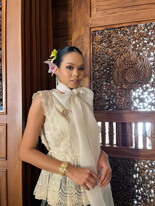 Hadir juga beragam permainan bahan dari lace, organza, hingga silk dengan aneka siluet ladylike. Cocok untuk dikenakan dalam suasana formal dan non-formal. [Foto dok : Fimela.com.]