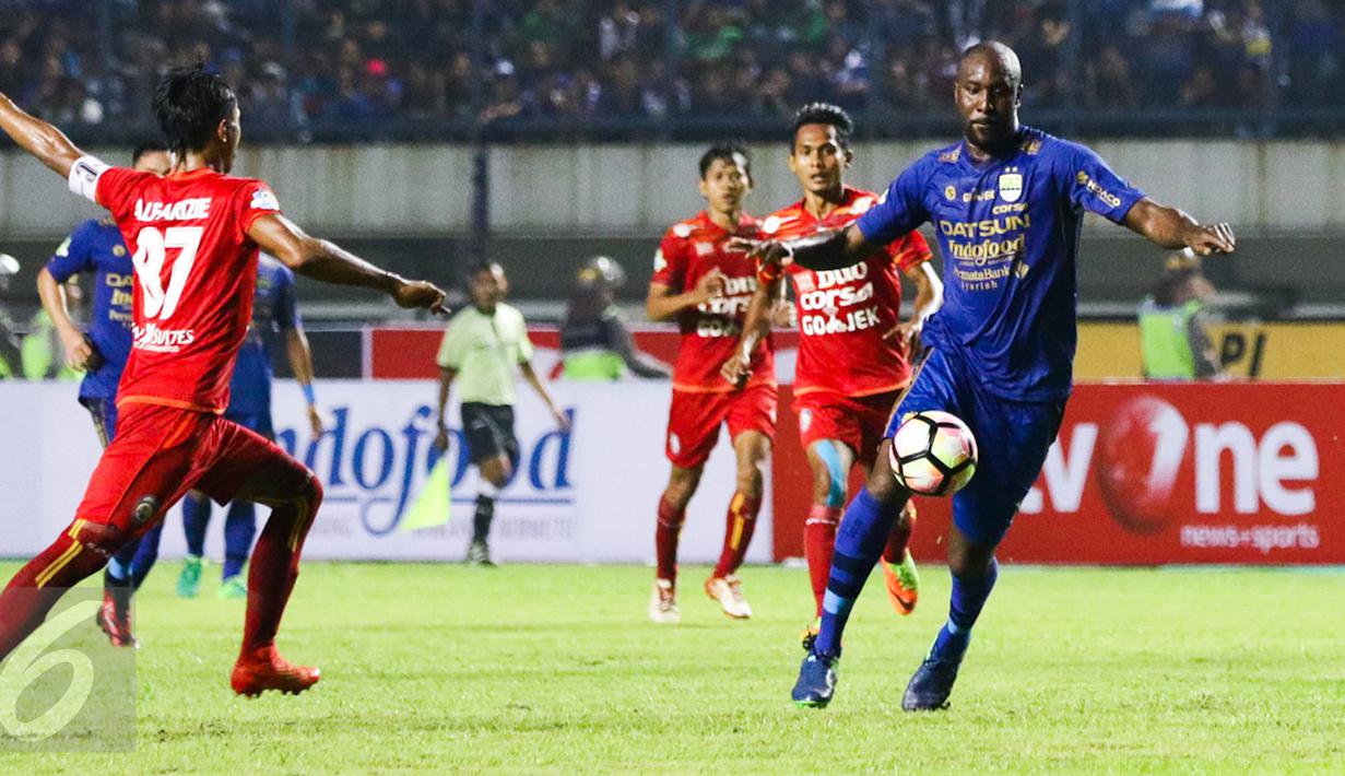 Penyerang Persib, Carlton Cole berusaha membawa bola dari kawalan pemain Arema FC pada laga perdana Liga 1 2017 di Stadion Gelora Bandung Lautan Api, Sabtu (15/4). Persib bermain imbang atas Arema FC dengan skor 0-0. (Liputan6.com/Yoppy Renato)