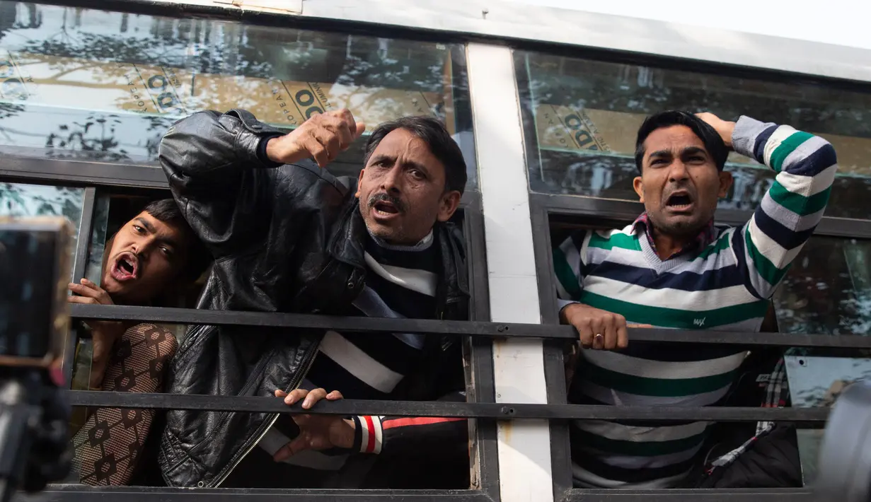 Pengunjuk rasa meneriakkan slogan-slogan saat ditahan di luar Uttar Pradesh Bhawan selama protes menentang kekerasan oleh polisi yang muncul selama demonstrasi menentang Undang-Undang Kewarganegaraan di New Delhi, India, Kamis (26/12/2019). (AP Photo/Rajesh Kumar Singh)